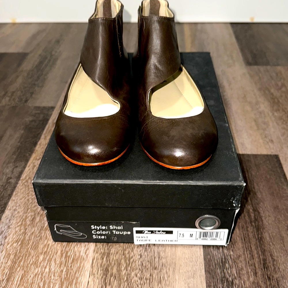 New with box.   Never worn adorable flats.   Unique style.